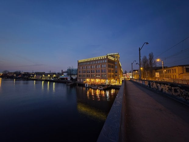 découvrez des clichés époustouflants de la nuit capturés avec le galaxy s25. plongée dans l'univers des prises de vue nocturnes, admirez la clarté et les détails de chaque photo, révélant la beauté des paysages et des étoiles sous un nouveau jour.